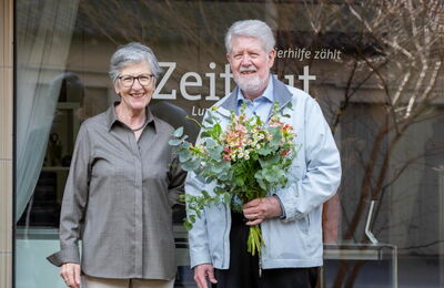 1000. Zeitgut-Mitglied Tony Zumstein mit Präsidentin Angelica Ferroni (Foto: Ralph Eichenberger)
