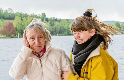 Das Engagement kann Freizeitaktivitäten oder Unterstützung im Alltag umfassen. (RALPH EICHENBERGER)